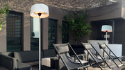 Sunred staande witte heater met stijlvolle kap onder overkapping op terras