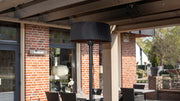 zwarte Sunred Artix Bright terrasverwarmer staand onder sfeervolle overkapping