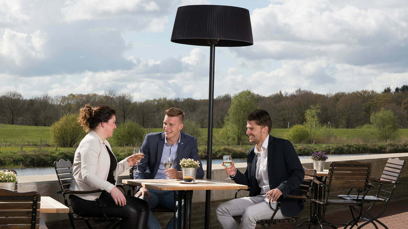 Staande Sunred Artix Bright heater op sfeervol terras voor warmte 