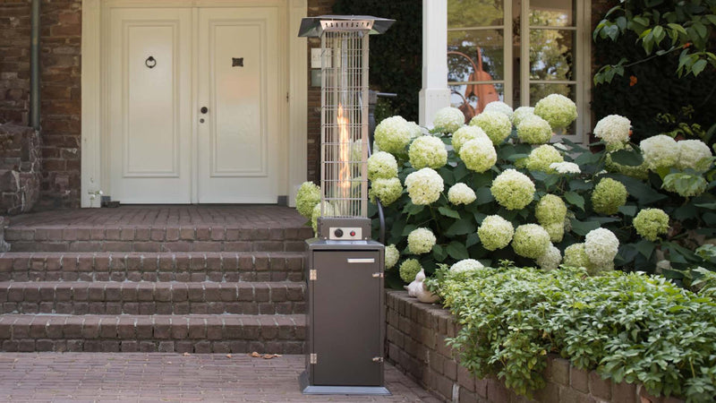 staande Sunred Atria Flame Torch grijze heater met 11000 Watt in gezellige tuin voor warmte