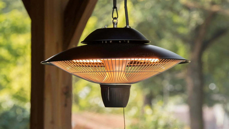 Sunred Barcelona Bright Hangende zwarte heater opgehangen in een sfeervolle overkapping