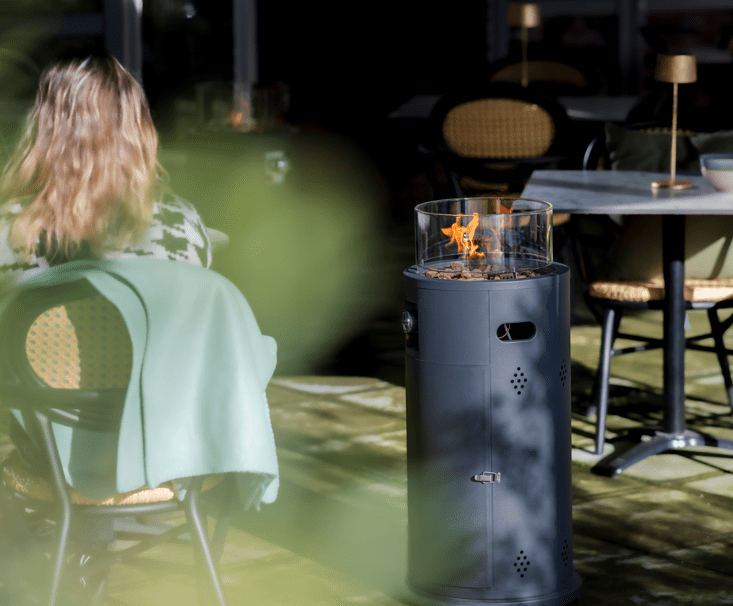 Sunred Bogo Flame grijze gas terrasverwarmer met 10500 Watt buiten op het terras voor gezellige sfeer