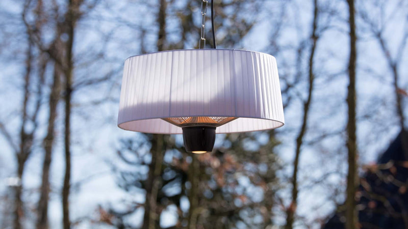 sfeervolle tuin door de Sunred Compact Artix Bright hangende witte heater