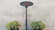 Elektra Quartz staande zwarte heater van Sunred in gezellige tuin