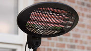 Sunred Elektra Quartz staande zwarte heater in een gezellige tuin of overkapping