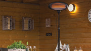 Sunred Elektra Quartz staande zwarte heater met 2000 Watt onder een sfeervolle overkapping 