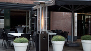 staande zwarte Sunred Flame Torch gas terrasverwarmer met 12000 Watt op het terras