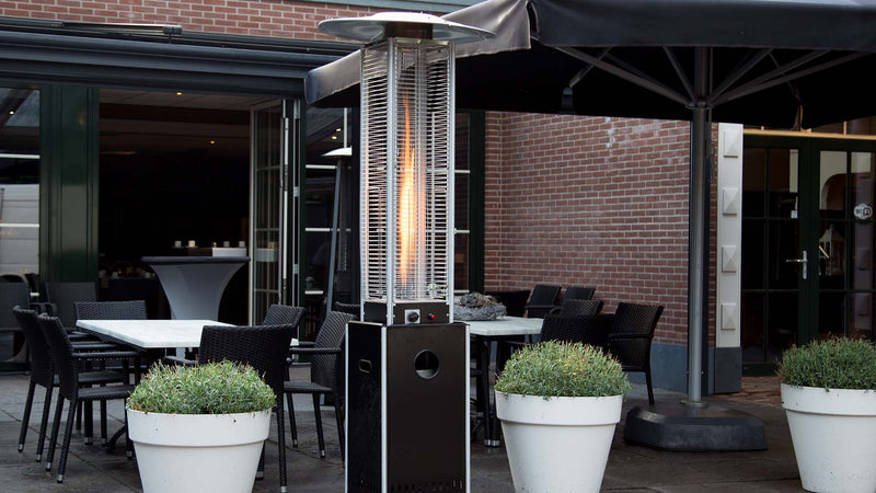 staande zwarte Sunred Flame Torch gas terrasverwarmer met 12000 Watt op het terras