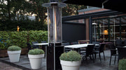 staande zwarte Sunred Flame Torch gas heater met 12000 Watt op het terras