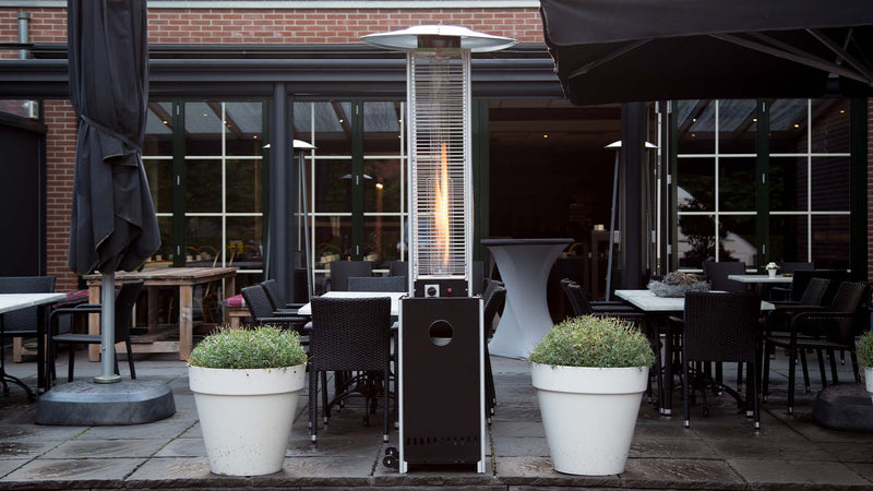 gezellige staande zwarte Sunred Flame Torch gas heater met 12000 Watt op het terras