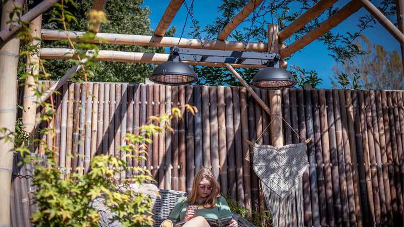 sfeervolle tuin met overkapping door Sunred Indus Bright hangende zwarte heater