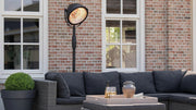 Sunred Indus Bright staande zwarte heater in de sfeervolle tuin voor warmte