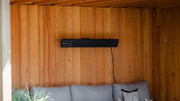 Sunred Nero zwarte hangend/wand heater met afstandsbediening onder sfeervolle overkapping