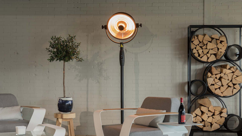 Retro Bright Sunred staande zwarte heater in sfeervolle overkapping in de tuin