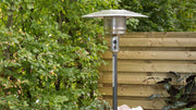 Grijze staande Sargas gas terrasverwarmer met 14000 Watt in een tuin voor gezellige sfeer