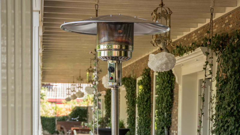 kap van de gezellige staande zwarte Sunred Flame Torch gas heater op een veranda