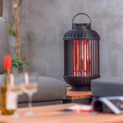 sfeervolle tuin met de Sunred Indox tafelverwarmer of terrasverwarmer