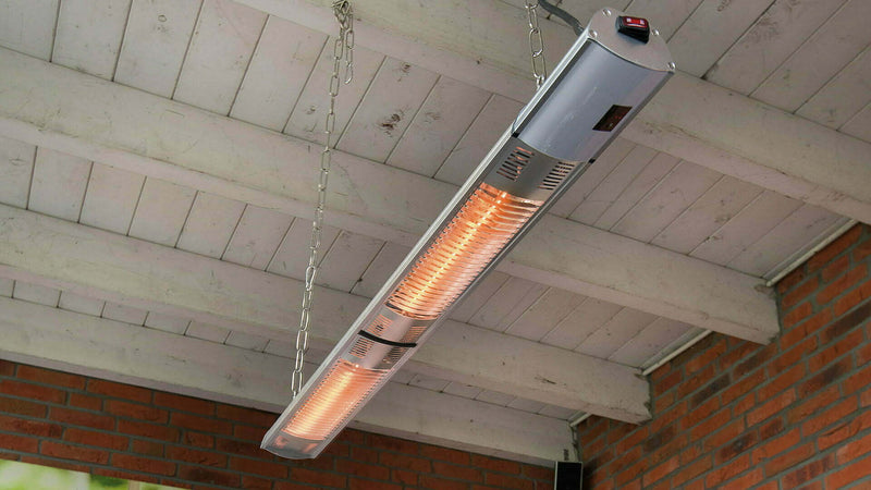 Sfeervolle overkapping door Sunred Ultra zilveren terrasverwarmer met 3000 Watt