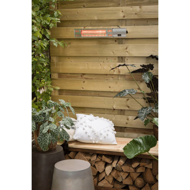 stijlvolle tuin met de Sunred rose gold zilveren Royal Diamond wand terrasverwarmer of heater